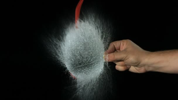 慢动作推针爆裂水气球 — 图库视频影像