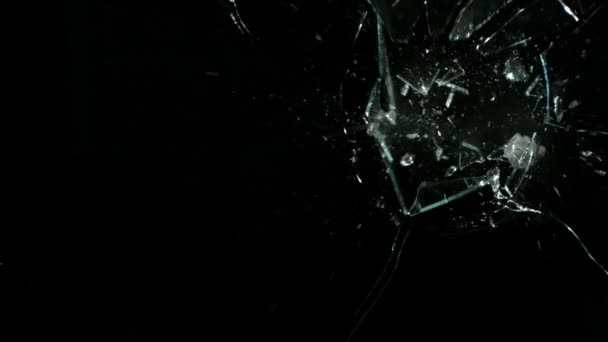 Камень замедленного движения разбивает стеклянный лист — стоковое видео
