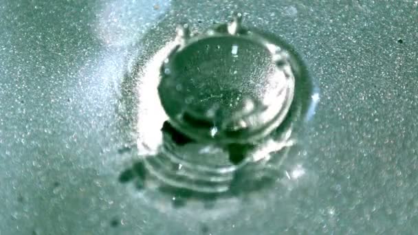 Slow-motion zilver waterdruppel — Stockvideo