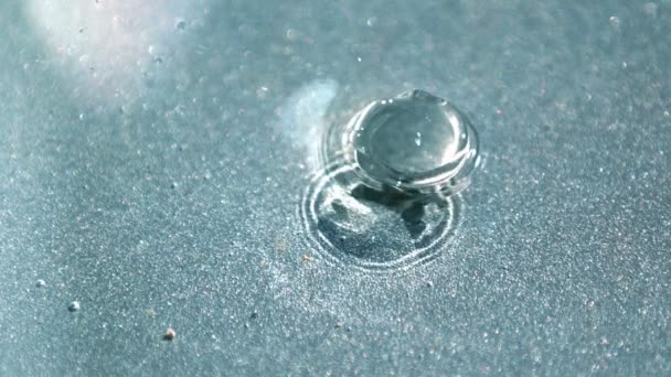 Ağır çekim gümüş su damlası — Stok video