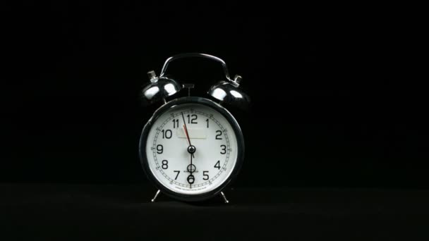 Reloj despertador de cámara lenta rompiendo con mazo — Vídeo de stock