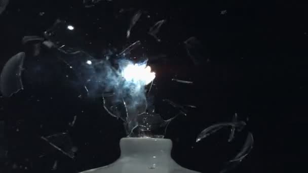 Slowmotion smashing glödlampa — Stockvideo