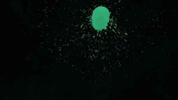 Zwolnionym tempie rozpryskiwania splatter farba Zielona — Wideo stockowe