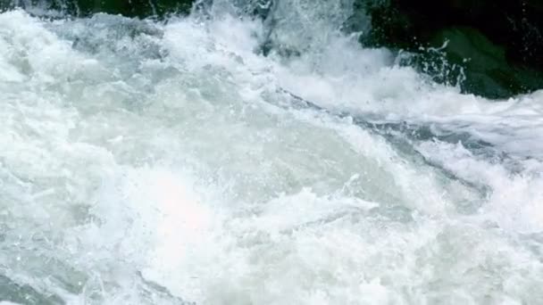 Rallentare spruzzi fiume rapide primo piano — Video Stock