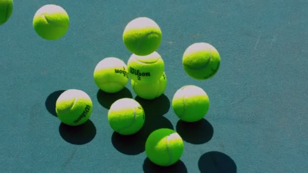 Haufen Tennisbälle in Zeitlupe brechen zusammen — Stockvideo