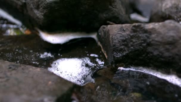 Пузырьки замедленной воды между скалами — стоковое видео