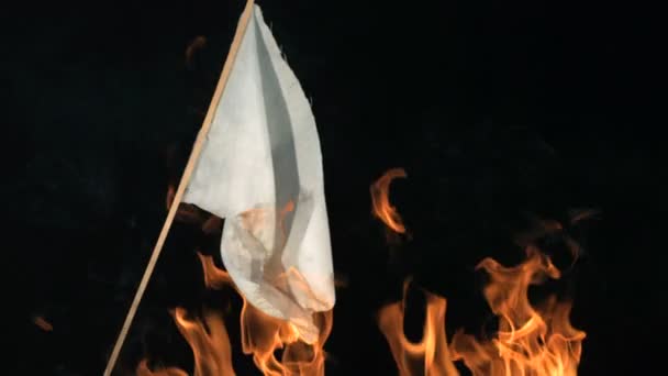 Bandeira branca em câmara lenta em chamas — Vídeo de Stock