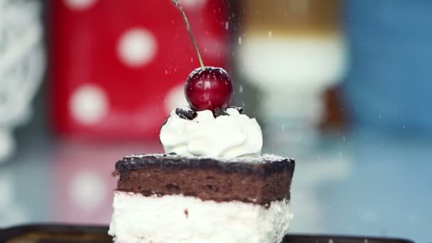 在美味蛋糕超级慢动作拍摄上撒些糖粉 — 图库视频影像