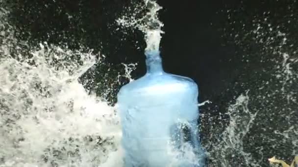 Exploze džbán vody — Stock video