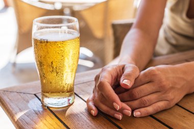 Ahşap masa üzerinde light bira bardak.