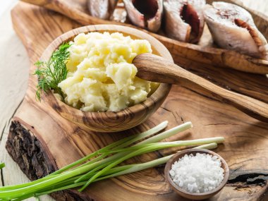 Servis tepsi ahşap kase patates püresi.