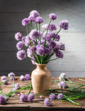Soğan (chives) buket üzerinde ahşap tabl vazoda