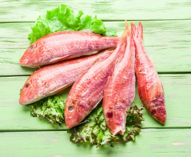 Ahşap tahta üzerinde kırmızı Kefal.