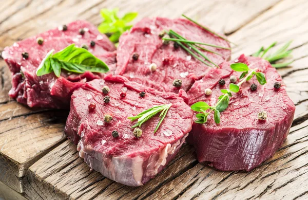 Pieces of beef tenderloin on the wooden cutting board. — Stock Photo, Image