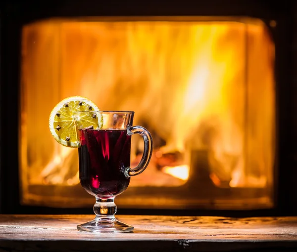 Hot mulled wine with orange slice, cloves and cinnamon stick. — Stock Photo, Image