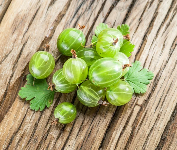 Stachelbeeren auf dem Holztisch. — Stockfoto