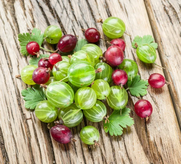 Gooseberry di atas meja kayu . — Stok Foto