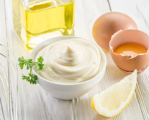 Ingredientes naturales de mayonesa y la salsa en sí . — Foto de Stock