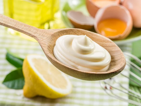 Natuurlijke mayonaise saus in de houten lepel en zijn ingrediënt — Stockfoto