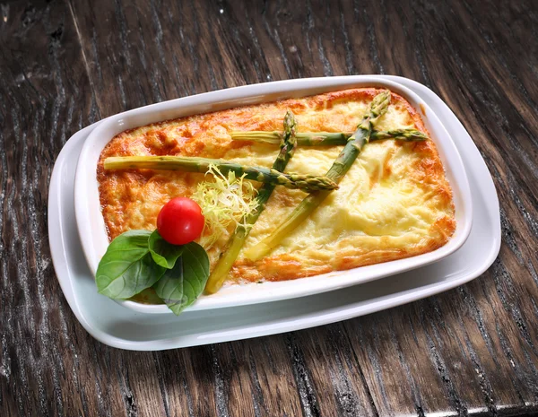 Traditionele omelet met asperges. — Stockfoto