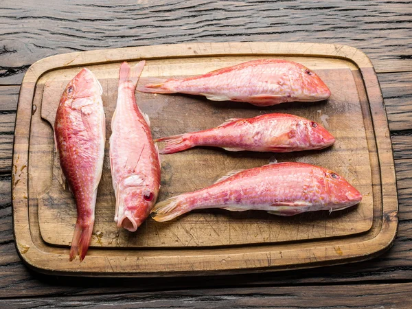 Ahşap tahta üzerinde kırmızı Kefal.