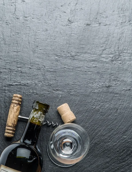 Weinflasche, Weinglas und Korkenzieher auf der Graphitplatte. — Stockfoto