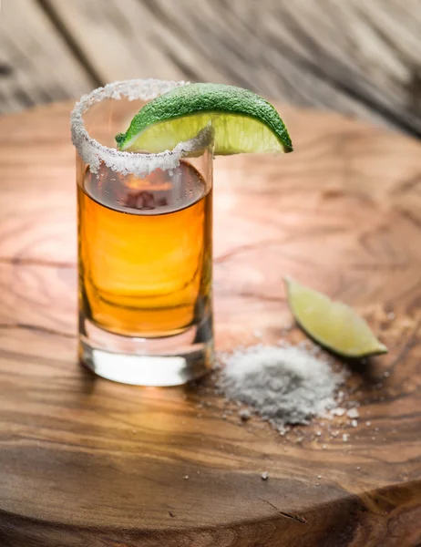 Colpo singolo di tequila servita con lime e sale . — Foto Stock