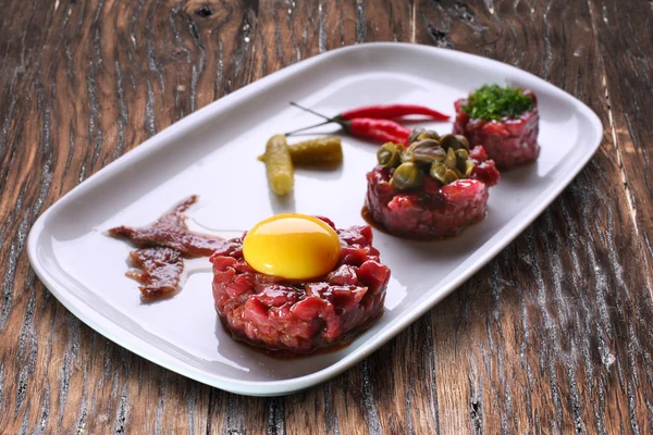 Filete tartar con alcaparras y yema de huevo . — Foto de Stock