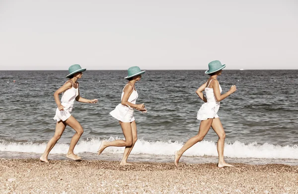 Una mujer corriendo en la playa. Disparo de exposición múltiple . — Foto de Stock