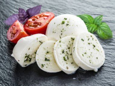mozzarella ve domates.