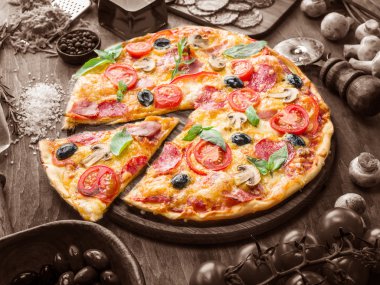 Mantar, salam ve domates pizza.