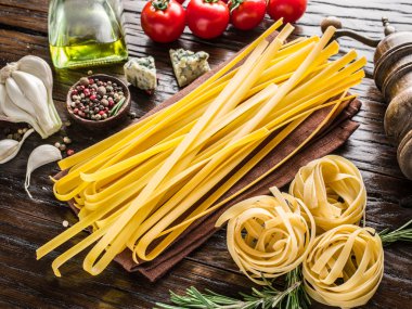 Domates, spagetti makarna ve baharatlar.