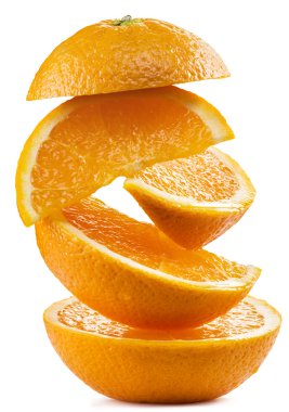 beyaz arkaplanda portakal dilimleri.