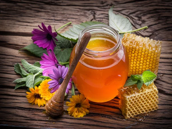 Tarro lleno de miel fresca y panales. Imagen de alta calidad . — Foto de Stock