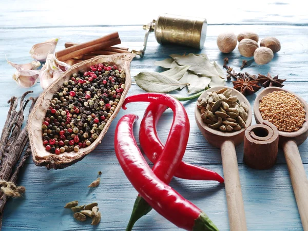 Verschillende kruiden op oude houten tafel. — Stockfoto