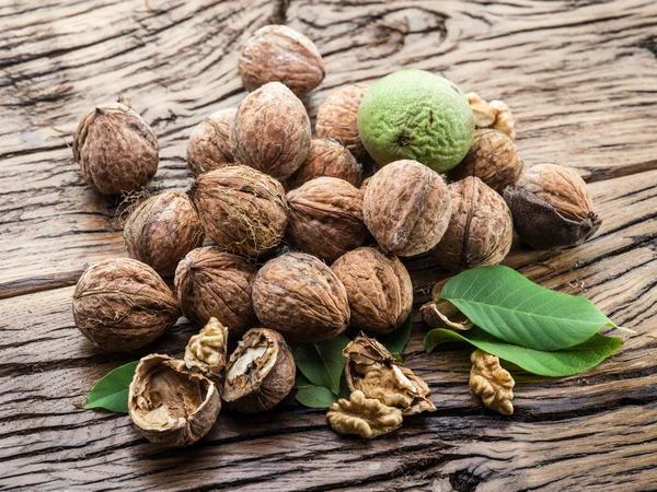 Walnoten op de houten tafel. — Stockfoto