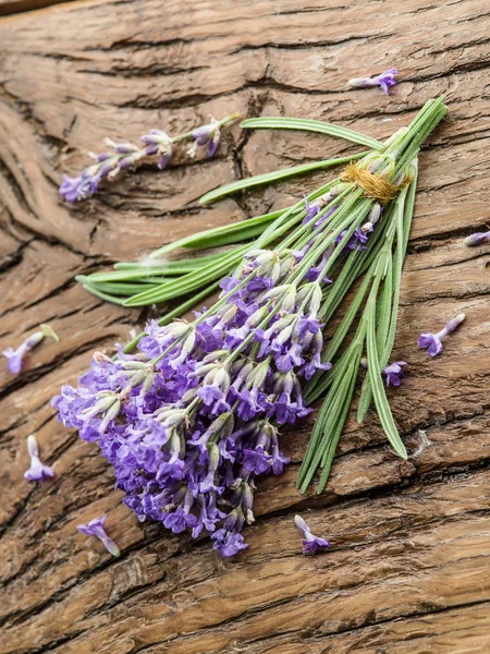 Eski ahşap masaya lavandula veya lavanta çiçek demet. — Stok fotoğraf