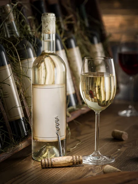Glasflaskor för vin på en trähylla. — Stockfoto