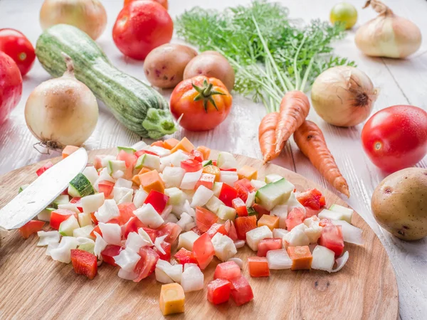 Taze sebze Ahşap doğrama tahtası üzerinde kesme..