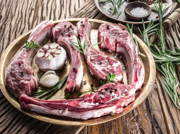 Raw lamb chops with garlic and herbs. — Stock Photo, Image