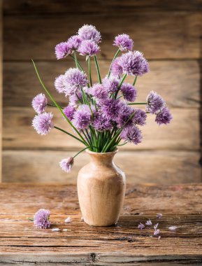 Soğan (chives) buket üzerinde ahşap tabl vazoda
