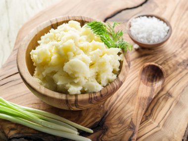 Servis tepsi ahşap kase patates püresi.