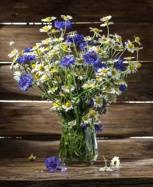 Boeket van chamomiles en korenbloemen in de vaas op de houten — Stockfoto