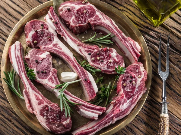 Raw lamb chops with garlic and herbs. — Stock Photo, Image