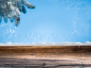 Donmuş pencere ve buna karşı karda Noel ağacı.