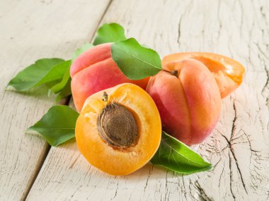 Kayısı ve onun kesit eski ahşap tablo.