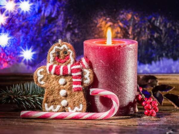 Vela de Navidad, juguete de jengibre y bastones de caramelo. Símbolo de Navidad — Foto de Stock