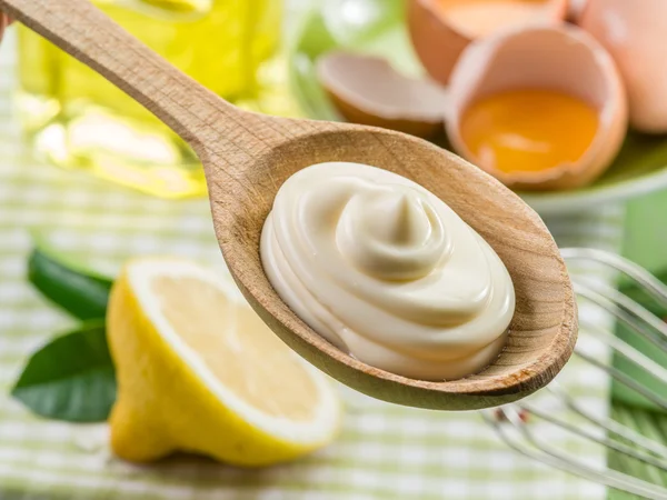 Natuurlijke mayonaise saus in de houten lepel en zijn ingrediënt — Stockfoto