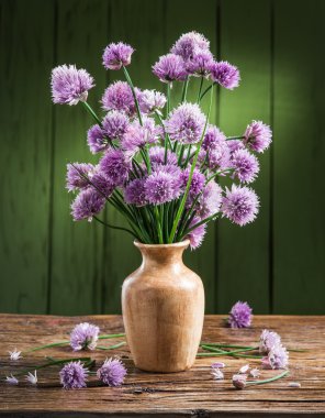 Soğan (chives) buket üzerinde ahşap tabl vazoda