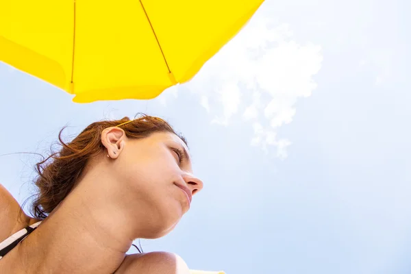 女人享受温暖的夏天在海边的一天. — 图库照片